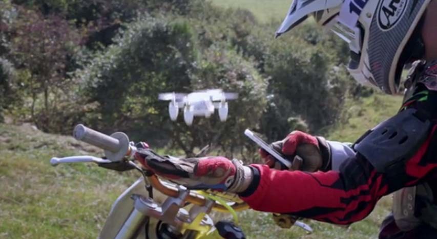 Motorrad Action mit der Zano-Drohne
