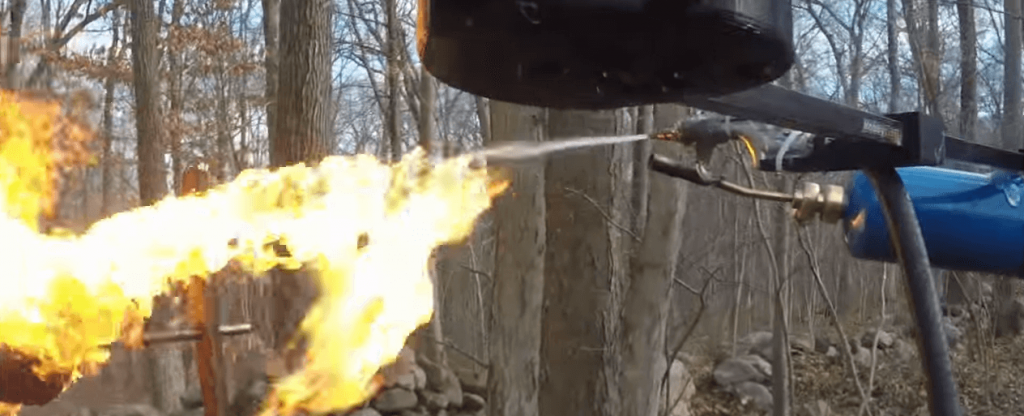 Die Flammenwerfer Drohne in Action - Benzin wird mit einer Pumpe rausbefördert