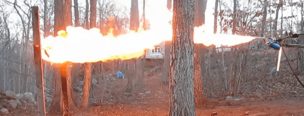 Die Flammenwerfer Drohne in Action - der Truthahn brennt