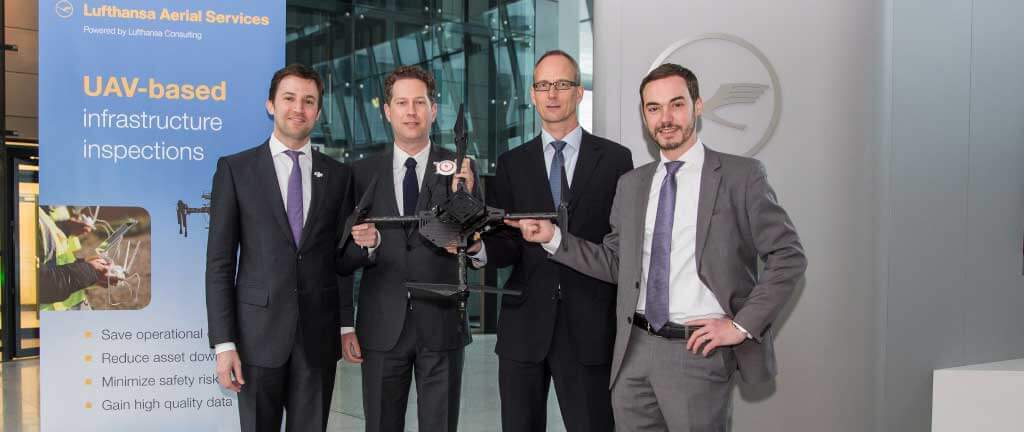 DJI und Lufthansa kooperieren - hier präsentieren die Partner einen Quadrocopter