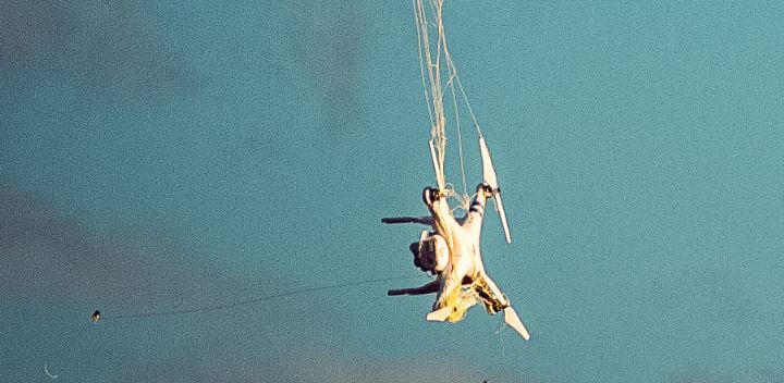 Ein Quadrocopter ist dem SkyWall 100 ins Netz gegangen