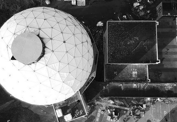 Eine Kuppel der Abhörstation aus der Vogelperspektive auf dem Teufelsberg Berlin